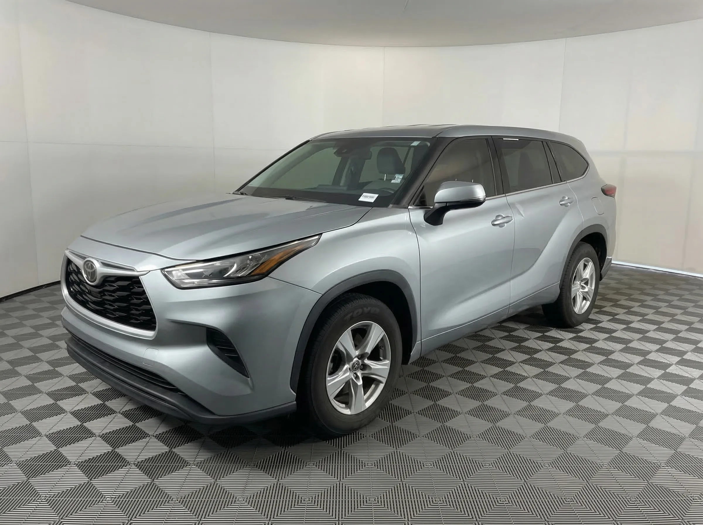 2020 Toyota Highlander L — thumbnail 3
