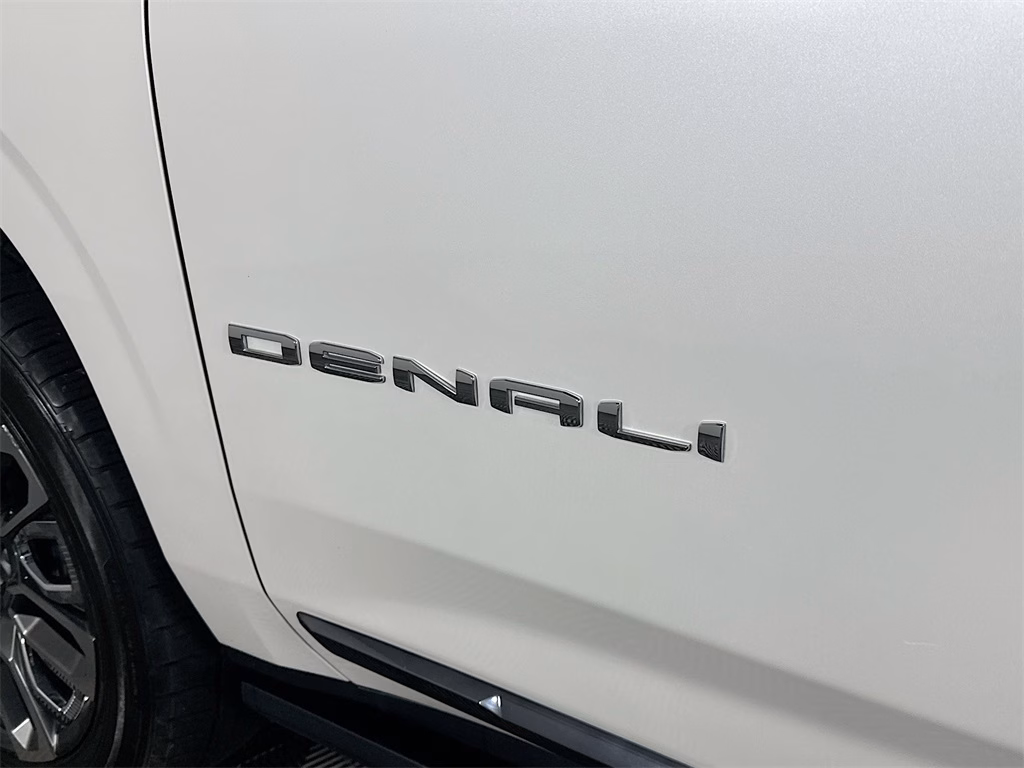2023 GMC Yukon Denali Ultimate — thumbnail 13