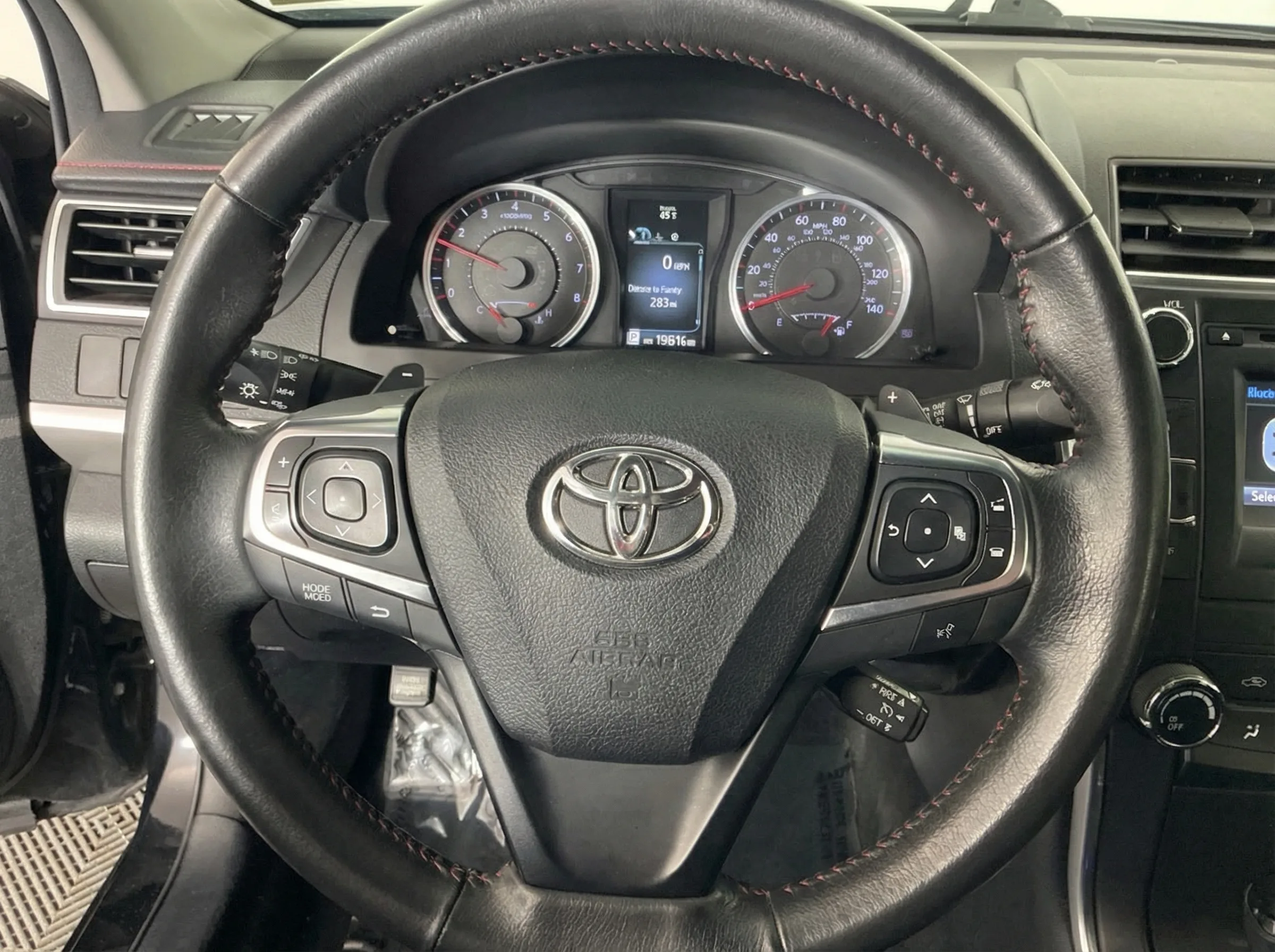 2017 Toyota Camry SE — thumbnail 10