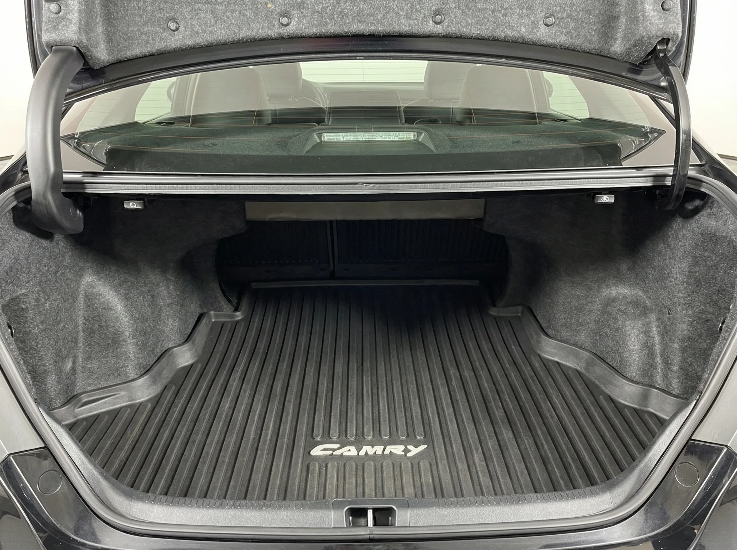 2017 Toyota Camry SE — thumbnail 16