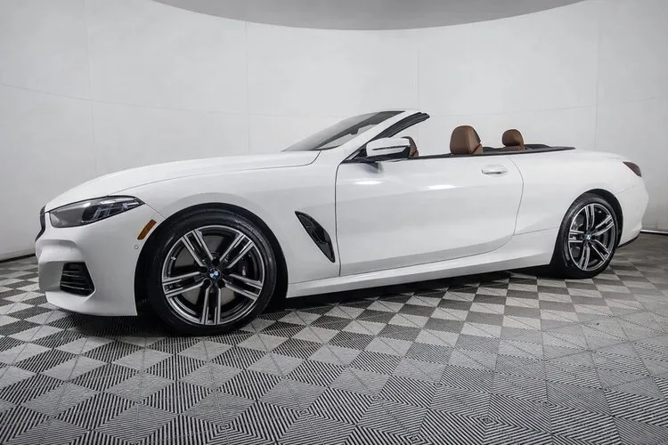 2023 BMW 8 Series 840i — thumbnail 4
