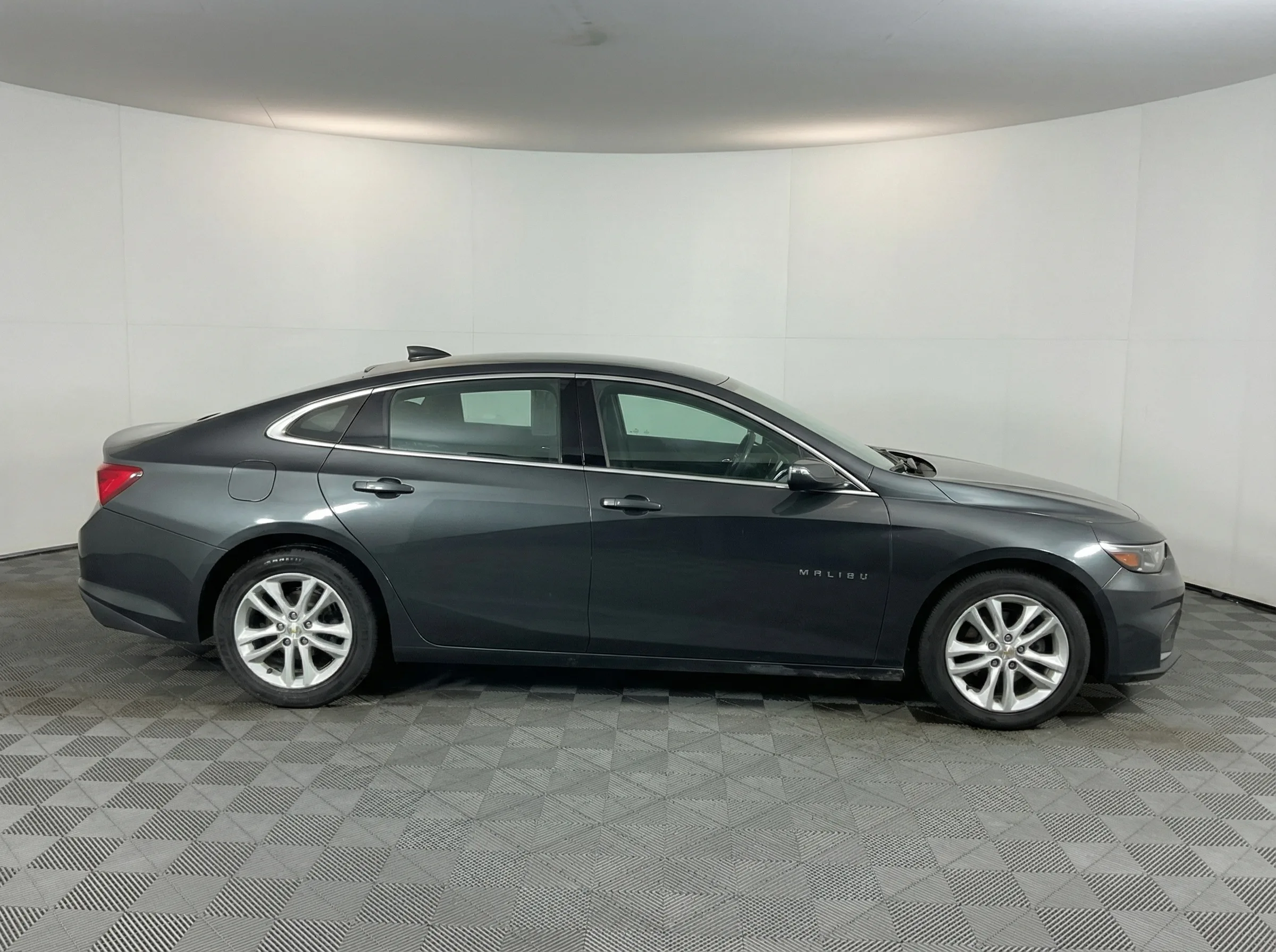 2017 Chevrolet Malibu LT — thumbnail 3