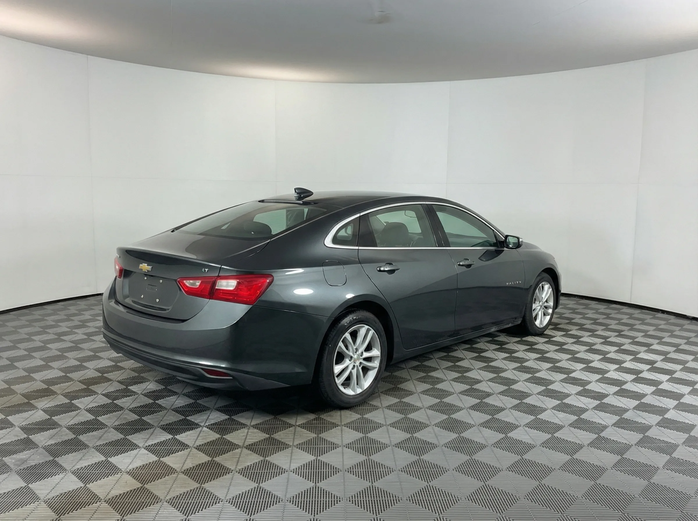 2017 Chevrolet Malibu LT — thumbnail 5