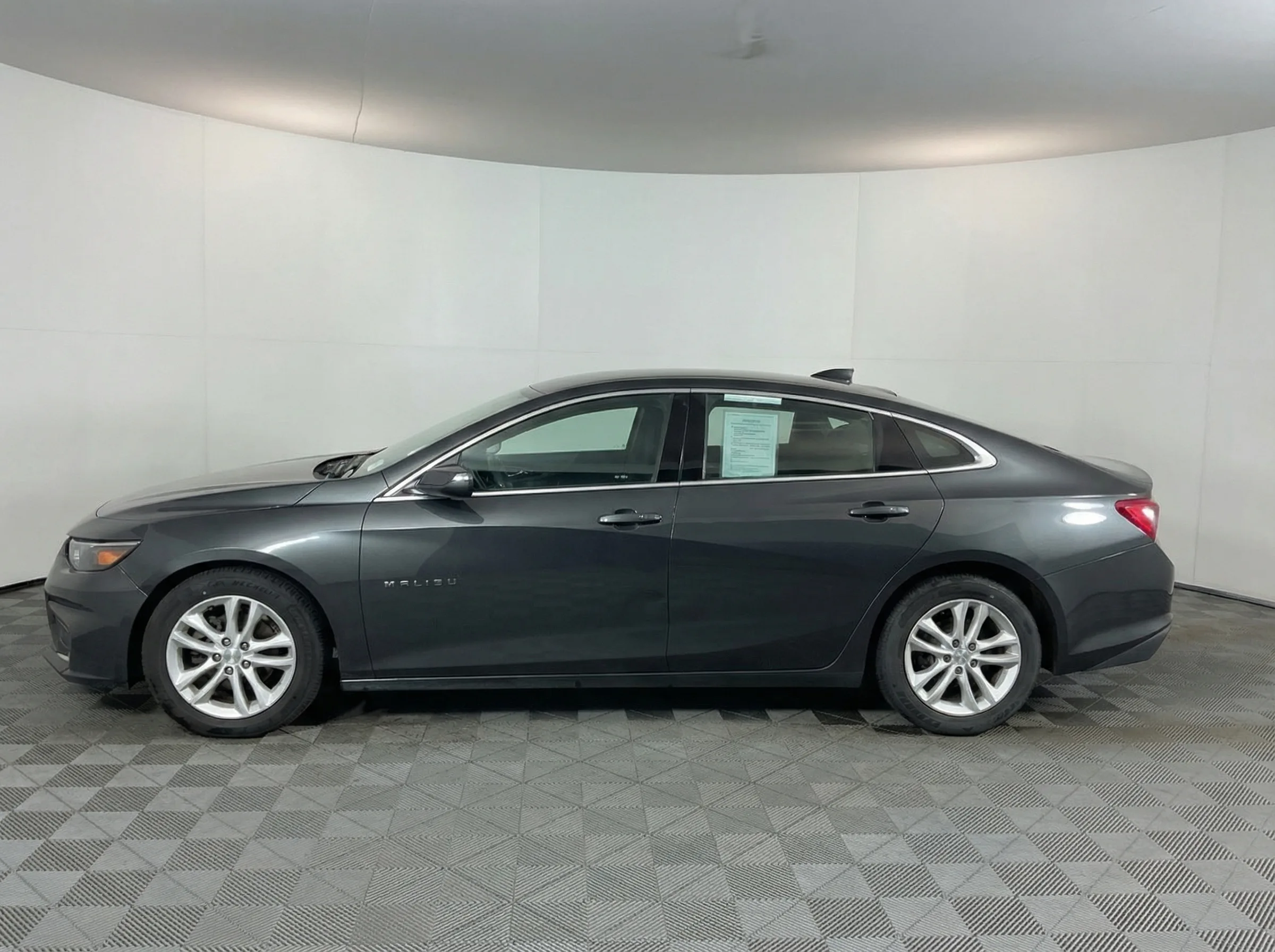 2017 Chevrolet Malibu LT — thumbnail 4