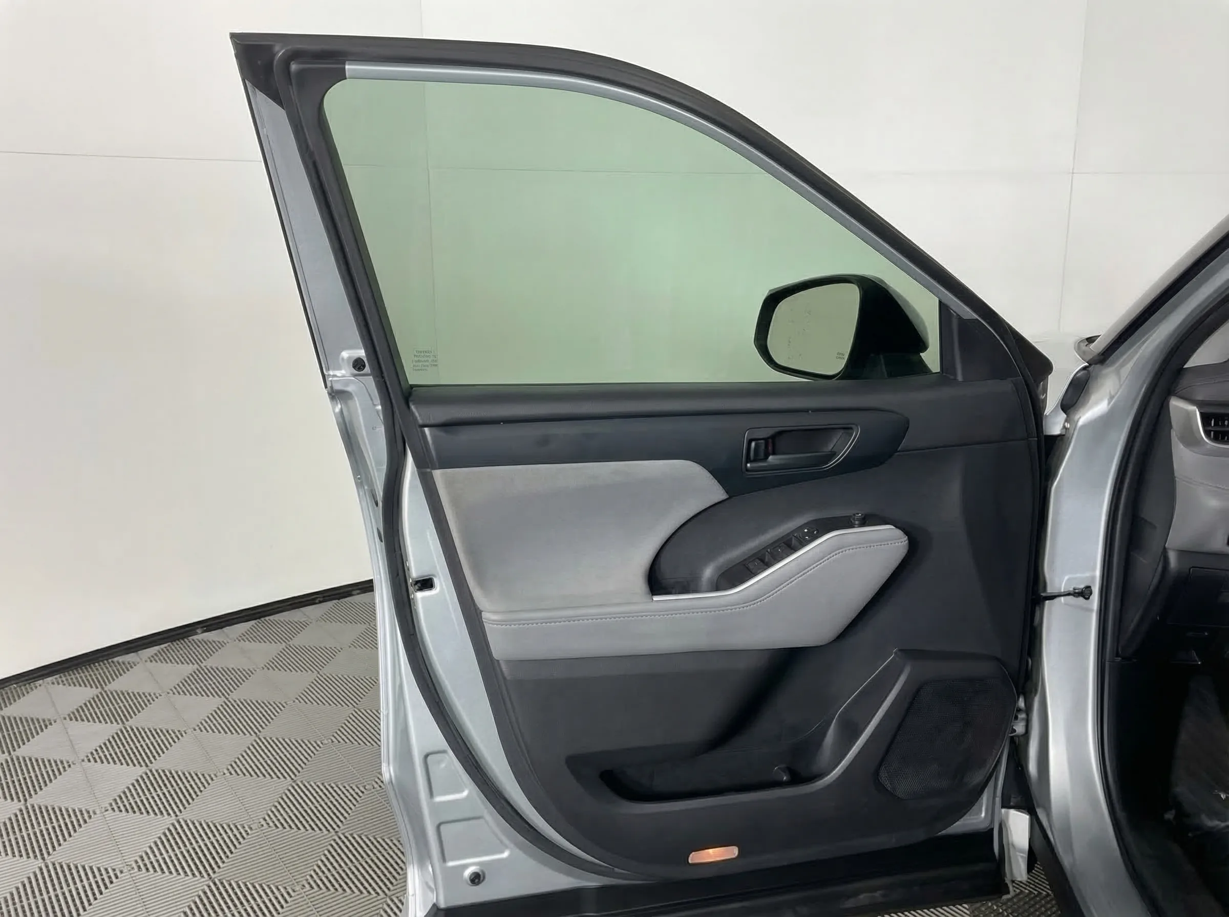 2020 Toyota Highlander L — thumbnail 9